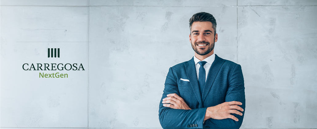 Homem sorridente, de fato e gravata, ao lado do símbolo NextGen Carregosa.